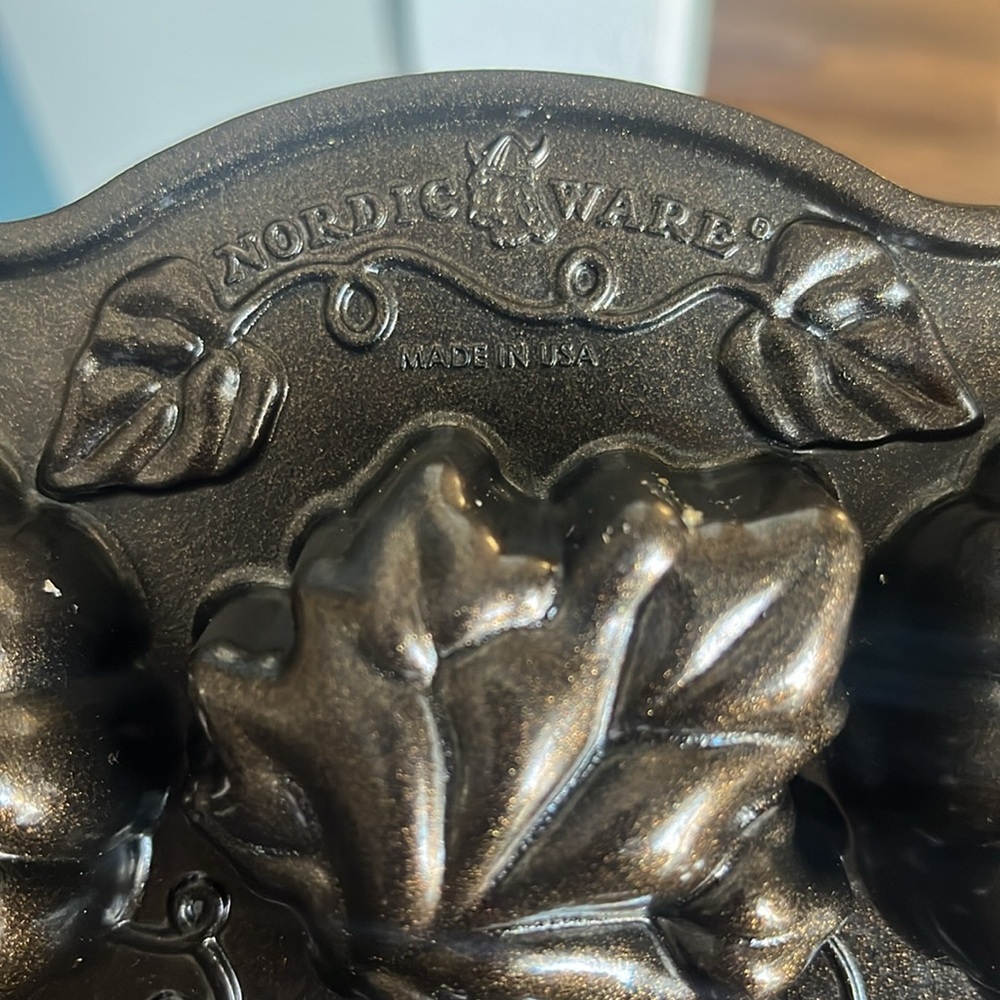 Nordic Ware Autumn Delights Cakelet Pan - Picture 3 of 4